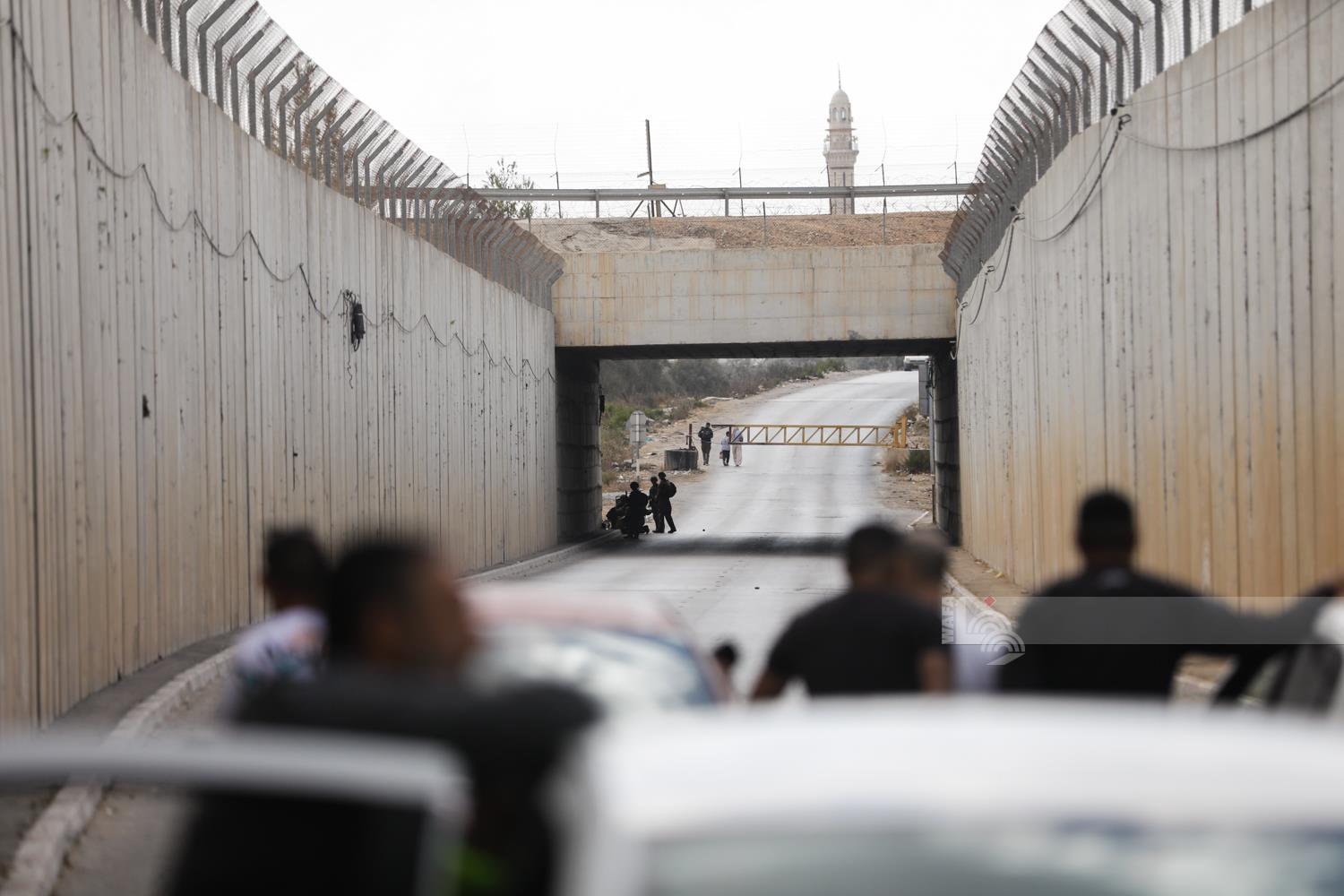 قوات الاحتلال الإسرائيلي تغلق المدخل الرئيس لبلدة بدو المؤدي إلى بلدات وقرى شمال غرب القدس (تصوير: محمد أبو زيد/وفا)